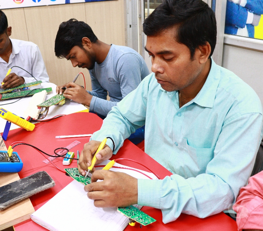 Coaching class New Delhi - Photos for Multitech Institute | AC PCB Repairing Course in Delhi